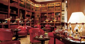 romantische bar im edlen hotel de la cite in carcassonne frankreich