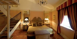 geräumiges familienzimmer im hotel de la cite in carcassonne frankreich
