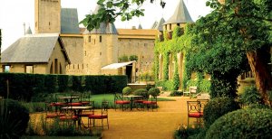 schöne parkanlage im hotel de la cite in carcassonne frankreich