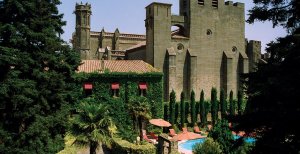 wunderschöner pool und gartenanlage im hotel de la cite in carcassonne frankreich