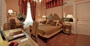 grosses und antikes zimmer im hotel de la cite in carcassonne frankreich