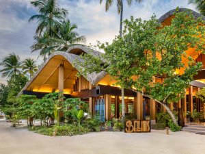 modernes restaurant mit geschwungenem dach inmitten der natur auf der malediven insel