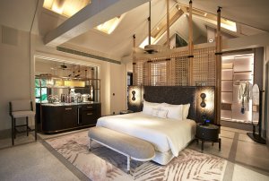 großes doppelbett inmitten eines gemütlichen zimmers mit hellen farben und weißen möbeln in einer four bedroom beach residenze