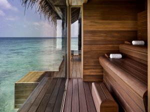 sauna direkt auf dem meer mit großem fenster und blick auf den indischen ozean im luxusrestort joali