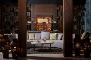 gemütliche zigarren lounge mit dunklen holzwänden und hellen stoffpolstern