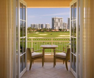 wunderschöner Blick auf den Golfplatz im Golf View Room im Turnberry Isle Resort Miami, Florida, USA
