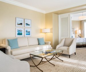 schöner Wohnbereich einer Suite im Turnberry Isle Resort Miami, Florida, USA