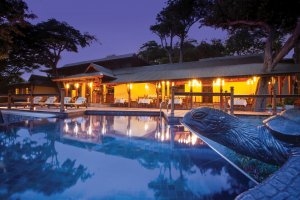 Bounty Restaurant im Enhanched Island Resort direkt am großen pool bei nach mit warmer und gemütlicher beleuchtung