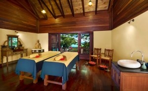 massage pavillion im spa bereich des luxushotels enchanted island resort mit warmen holzelementen und blick auf das blaue meer