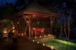 private Villa mit BBQ auf der terrasse am private pool nachts mit eigenem koch im luxushotel enchanted island resort