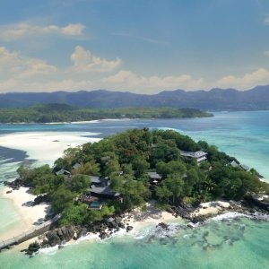 blick auf die wunderschöne Privatinsel mit dem Luxushotel Ja Enchanted Island Resort mit azurblauem meer am strand