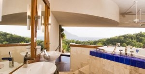 grosses luxuiröses badezimmer im jade mountain luxus resort in st. lucia karibik
