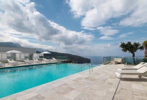 moderner und hell designter Luxus Infinity Pool mit Blick auf das Mittelmeer im Luxushotel Mallorca Jumeirah Port Soller Hotel & Spa