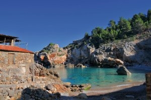 traumhafte Bucht mit Strand des Luxushotel Mallorca Jumeirah Port Soller Hotel & Spa am Mittelmeer von Felsen umgeben