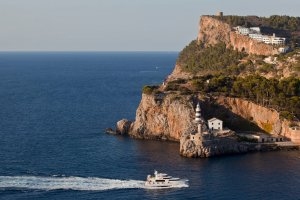 imposante Bucht und Küste mit Blick auf das Cap und den Leuchtturm auf dem sich das Luxushotel Mallorca Jumeirah Port Soller Hotel & Spa am Mittelmeer befindet