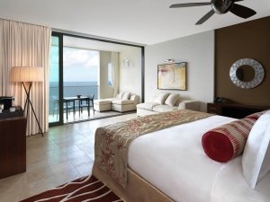 großer Deluxe Room mit Meerblick auf das Mittelmeer und großem Bett im Luxushotel Mallorca Jumeirah Port Soller Hotel & Spa