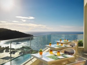 Terrasse mit herrlichem Ausblick über die Bucht und das Mittelmeer im Es Fanals Restaurant des Luxushotel Mallorca Jumeirah Port Soller Hotel & Spa