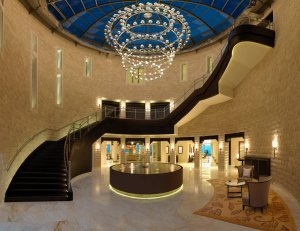 luxuriöse Lobby im Rundbau des Luxushotel Mallorca Jumeirah Port Soller Hotel & Spa am Mittelmeer