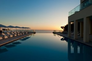 Luxus Infinity Pool bei Sonnenuntergang am Mittelmeer im Luxushotel Mallorca Jumeirah Port Soller Hotel & Spa