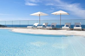 Sonnenliegen am Luxus Pool des Luxushotel Mallorca Jumeirah Port Soller Hotel & Spa