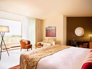 moderne Junior Suite mit Meerblick und großem Bett im Luxushotel Mallorca Jumeirah Port Soller Hotel & Spa