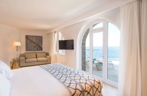 helle Mar Blau Suite mit großem Bett vor der herrlichen Terrasse und Blick auf das Mittelmeer im Luxushotel Mallorca Jumeirah Port Soller Hotel & Spa