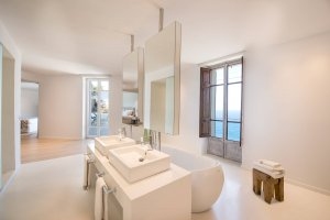 großes helles Designer Bad mit viel Platz und Blick aufs Meer in der Mar Blau Suite im Luxushotel Mallorca Jumeirah Port Soller Hotel & Spa