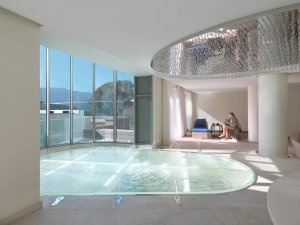 heller Reflecting Pool vor der großen Fensterfront mit herrlichem Ausblick im Luxushotel Mallorca Jumeirah Port Soller Hotel & Spa