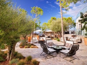 Sa Talaia Pool Bar mit gemütlichen Sitzecken und schöner Gartenanlage im Luxushotel Mallorca Jumeirah Port Soller Hotel & Spa am Mittelmeer