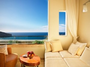 Herrlicher Ausblick auf das Mittelmeer mit gemütlichen Sitzecken im Zimmer mit Meerblick im Luxushotel Mallorca Jumeirah Port Soller Hotel & Spa