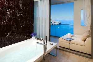 Luxusbad mit großen Fenstern und Meerblick auf die Bucht direkt aus der Designerwanne im Luxushotel Mallorca Jumeirah Port Soller Hotel & Spa