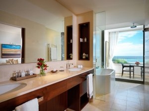 luxuriöses großes Badezimmer mit Blick auf das Meer im Luxushotel Mallorca Jumeirah Port Soller Hotel & Spa