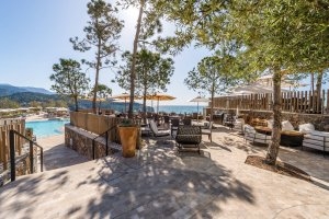 Terrasse der Sa Talaia Pool Bar mit Blick auf den Pool und die Bucht im Luxushotel Mallorca Jumeirah Port Soller Hotel & Spa