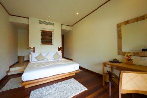 holzboden im schlafzimmer im kamalaya resort auf koh samui thailand