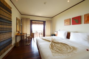gemütliches schlafzimmer im kamalaya resort auf koh samui thailand