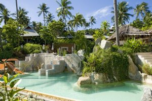 grosser pool unter palmen im kamalaya resort auf koh samui thailand