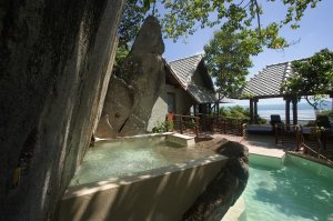 luxuriöser pool im kamalaya resort auf koh samui thailand