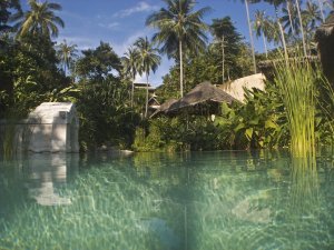 traumhafter pool im kamalaya resort auf koh samui thailand
