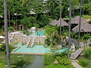 pool unter palmen im kamalaya resort auf koh samui thailand