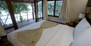 helles schlafzimmer mit meerblick im kamalaya resort auf koh samui thailand