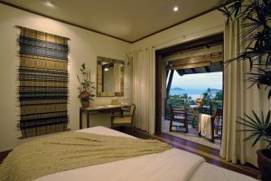grosses schlafzimmer mit terrasse im kamalaya resort auf koh samui thailand