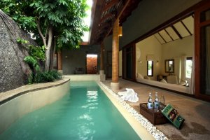 traumhafter pool einer villa im kamalaya resort auf koh samui thailand