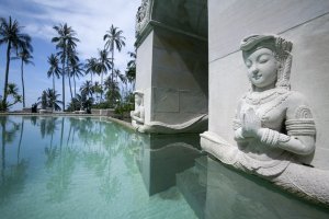 spirituelle momente im pool im kamalaya resort auf koh samui thailand