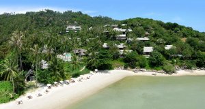 weisser sandstrand mit palmen und natur im kamalaya resort auf koh samui thailand