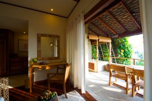 wunderschöne terrasse einer suite im kamalaya resort auf koh samui thailand
