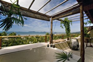 luxuriöse terrasse mit meerblick im kamalaya resort auf koh samui thailand