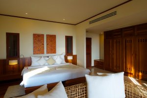 helles schlafzimmer im kamalaya resort auf koh samui thailand
