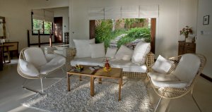 helles wohnzimmer einer villa im kamalaya resort auf koh samui thailand