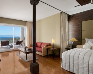 luxuriöses schlafzimmer mit meerblick im kempinski resort barbaros bay in bodrum türkei