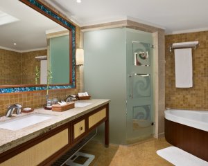 stilvolles badezimmer einer suite im kempinski resort barbaros bay in bodrum türkei